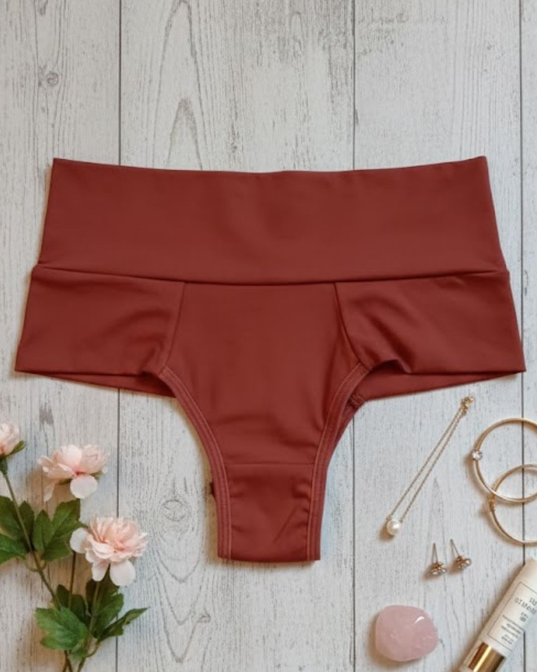 Calcinha cintura alta em microfibra cor terracota com pala larga abdominal e forro de algod&atilde;o